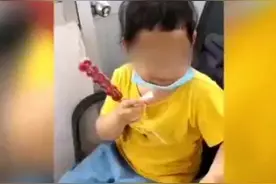 #萌娃迷路求助消防员蹭吃3根糖葫芦：我在手机里看过你们灭火！视频封面