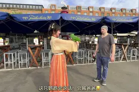 当我穿着汉服带你去杜塞尔多夫逛街时遇到一只可有意思的虎皮鹦鹉视频封面