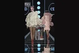 面对突然闯进Dior秀场的抗议者，模特Nadine的经典之举hhhhh @抖音短视频