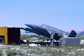 新型自主XQ-58A“女武神”隐形无人机有多强大？#军事科技视频封面