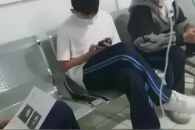 底气来了！女子生病独自输液，三胞胎儿子偷偷赶来陪伴视频封面