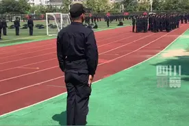 9月17日，杭州。军训小伙儿齐步换正步定腿，到底下一步是什么步？“麻花步”？