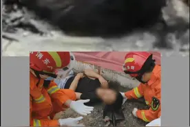 男子路边睡觉，头被沥青粘住：起得太早，工作太累，坐一下就睡着了…生活不易！视频封面