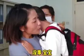失聪宝宝带上人工耳蜗，第一次听到妈妈声音，扑在妈妈怀里大哭。网友：愿天下的孩子都健康成长#感动 @豆包儿娘亲 视频封面