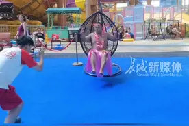 9月3日 #吉林白山 男子录荡秋千宣传视频，结果翻车后又被扣住了……网友：祸不单行。 #惊不惊喜意不意外视频封面