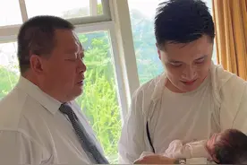 爷爷第一次见到孙女，还给她取了名字，这是两个父亲的传承，也是新生命的延续，父亲节快乐#父亲 #父爱如山 #父亲节 #爸爸 #椰子知道视频封面