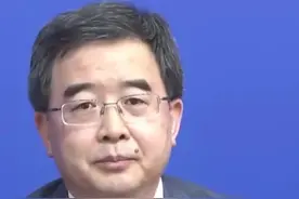 “同伴交流、集体活动、动手实验等等，都必须回到学校中。”——北京市教委回应“本学期仅剩三周为何还要开学”。视频封面