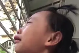 女孩两个月前捡了只嗷嗷待哺的小鸟，养大后放飞，正在不舍哭泣时，小鸟竟然飞回来了！网友：双向奔赴的爱很美好！视频封面