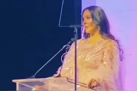 瓦妮莎获奖演讲时谈到科比忍不住哽咽落泪“我的丈夫科比错过了今晚完美的约会…”💔#瓦妮莎 #科比 视频封面