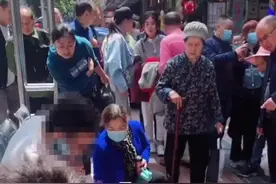 人在街边坐，蛇从裤腿来！男子坐路边休息时，一条蛇突然钻进了他的裤腿！视频封面