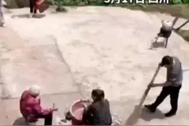 男子偷偷带女友回家，家人们上一秒各忙各的，下一秒热情相迎！#监控下的一幕 #好温馨的画面 #暖心视频封面