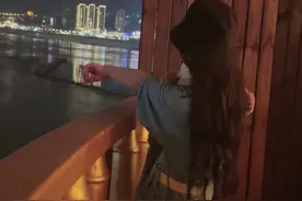 把儿子带在夜场边照看边工作，在这个陌生的城市我们好好相依为命，我不随便生气，你不随便哭泣，我好好保养你好好成长视频封面