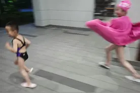 #夏天该有的样子 #学游泳 弟弟穿着姐姐的小时候泳衣视频封面