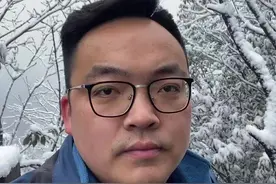 刚还开着会，转眼就到下雪现场了！溧阳融媒人，为自己赞一个！（溧阳融媒记者 冯国智 肖康文）#溧阳 #带你看雪 #银装素裹 #南山竹海 视频封面