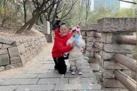陪着孩子赏着花，是这个三月里最美好的#亲子时光视频封面
