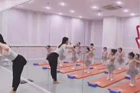 #学舞蹈的女孩  第一次正式课，跟老师说要上厕所视频封面