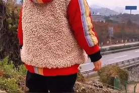 娃娃在高速天桥等待十几分钟，只为喊跑货车的爸爸@抖音短视频视频封面