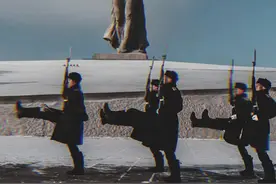“祖国母亲在呼唤（The Motherland Calls）”雕像坐落于俄罗斯伏尔加河畔。它修建于苏联时期的1967年，高达85m,是世界上最高的雕像之一，也是最高的女性形象雕像。该纪念碑重8,000吨，包含5,500吨的混凝土和2,400吨的金属结构，剑长33 m，重14吨。#苏联 视频封面