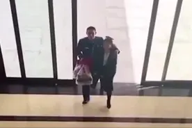 当未婚妻第一次来“探亲”，消防员小哥哥进门一把护住女孩。队友：酸了酸了视频封面