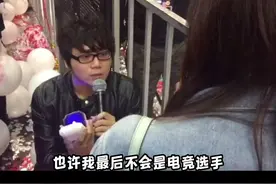 男歌迷在周杰伦演唱会感动求婚，杰伦控场超专业，不亏是职业月老！#周杰伦 #求婚 #歌迷互动视频封面
