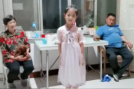 看着孙女跳舞，奶奶和爷爷高兴的合不拢嘴#隔辈亲 #家和万事兴视频封面