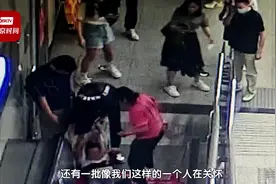 #10岁男孩地铁内抽搐小伙打车将其送医  #北京  #本地新闻