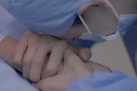 #亲爱的生命  妈妈去世，工作被亲生爸爸投诉面临开除，这个规培生医生太惨了 