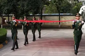 升旗护旗方阵日常训练，步步铿锵，扬我国威。（王昊、万进宝）