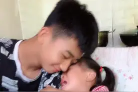 妹妹不好好吃饭又挨训了，跑到哥哥的怀里求安慰，委屈流泪的时候哥哥的怀抱永远是妹妹最温暖的港湾？视频封面