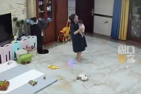妈妈下班抱着宝宝翩翩起舞，爸爸看监控笑得合不拢嘴，幸福感溢出屏幕！#记录幸福时刻【来源@萝了个卜】视频封面
