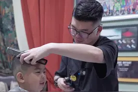 身份从子女丈夫变成父亲、肩上扛起一份叫做责任的东西。#镰刀头 #爸爸带娃 #唐山迎运男士理发 #同城热门 #男孩发型