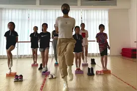 如何训练孩子的腿部力量，平衡力及身体协调性，不如试试这样～