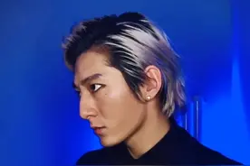 衣冠不整不让进？你不怕我换上西装气场百米开外？#衣冠不整 #抖音小助手