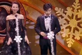 #第十六届中国长春电影节 #蔡少芬 #张晋 夫妇同台颁发最佳男演员奖 #蔡少芬张晋同台颁奖 #跨过2021 视频封面