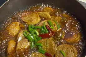 素鸡煎至两面金黄，配点五花肉一烧，吸满了汤汁真的太好吃了！快快安排上吧！#抖音921好物节 #妈呀太香了 #素鸡视频封面