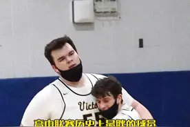 “康纳·威廉姆斯体重338斤 是高中联赛历史上最胖的球员 在他身边都如同小朋友”#搞笑 #篮球视频封面