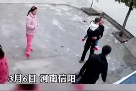 丈夫要外出打工，妻子不舍偷偷抹眼泪，丈夫不顾人多尴尬上前拥抱安慰，网友：看得我都哭了视频封面