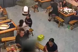 萌娃在饭店拿爸爸的烟，发给来吃饭的客人。视频封面
