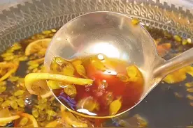 摆摊小吃，手工冰粉的红糖浆。大家都说不会熬。500毫升清水、500克红糖，加上2个百香果、半个柠檬🍋#教程