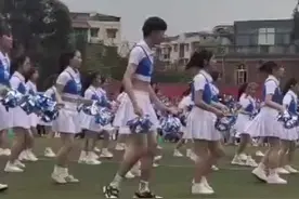 4月15日，四川文轩职业学校，男生穿女队服跳操引爆全场，高腰紧身露出八块腹肌#抖音小助手视频封面