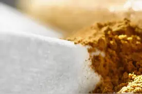 #中草药 剥肉桂树皮，是一门技术活，用专门的剥刀，于树干环切一刀，往上平移再切一刀#中药 #人参  #中药材视频封面