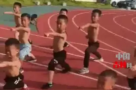 7月5日，#湖南#永州 。一群男孩赤膊练武术基本功，有人忍不住要哭，仍咬牙坚持。视频封面