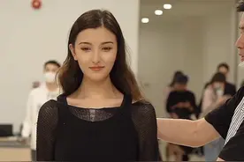 维吾尔族模特热依娜面试时装周，模特导师snu为热依娜指导，调整走姿#模特#面试#颜值#美女#大长腿#新疆 视频封面