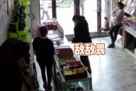 女子进店买农药欲轻生，被店员大姐厉声劝回！视频封面