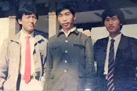 老照片:1990年春，洛阳（安乐）师范专科学校西门……尽管多数人反对，和广大市民呼吁挽留，这个大门和逸夫楼等经典标志建筑已于2015年被拆除…… #老照片里的旧时光  #洛阳记忆#洛阳师范学院 视频封面