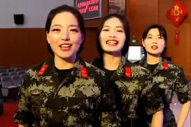#高原 女兵送上新春祝福，换上裙装的女兵真美～视频封面