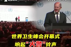 英语单词press有"紧迫"和"按压"的双重意思，朔尔茨用流利的英语，借用这个单词"幽默"地化解了"闹场"...视频封面