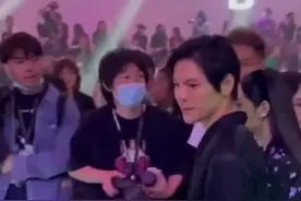 #向佐偷看美女一家人的反应，一家人八百个心眼子