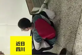 老师生日，学生假装晕倒“骗”来老师 转手拿出花束老师惊喜不已视频封面