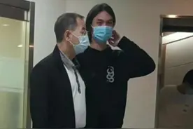 #吴孟达儿子现身医院 带着口罩，双眼泛红，送别父亲😭😭😭视频封面